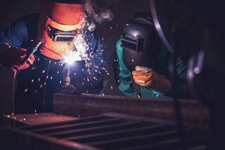 钢厂使用电弧焊机在工厂焊接钢通过手工技能劳动概念的金属制品制造?